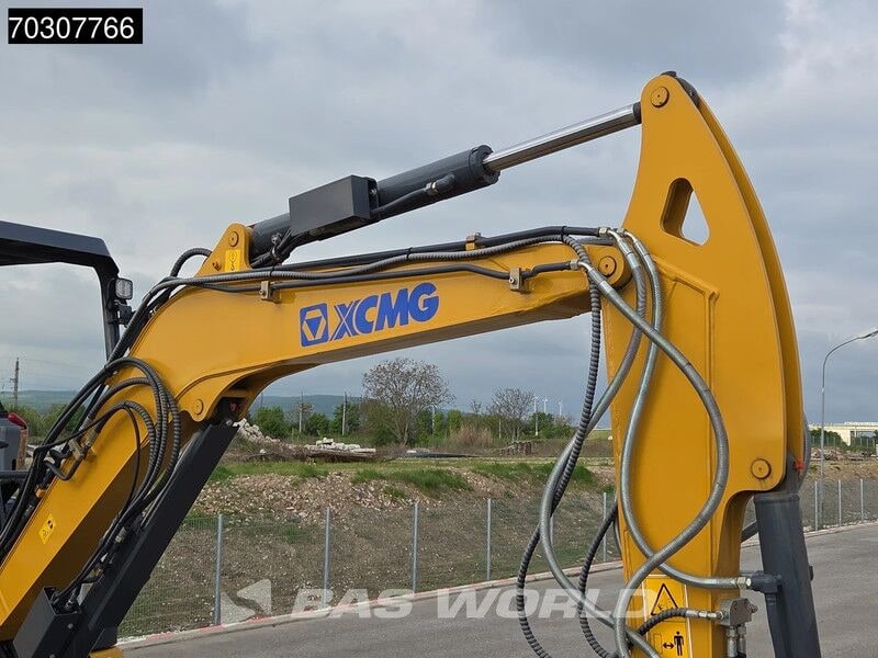 2025 XCMG XE35 E mini excavator, side view 2025 XCMG XE35 E mini excavator, side view