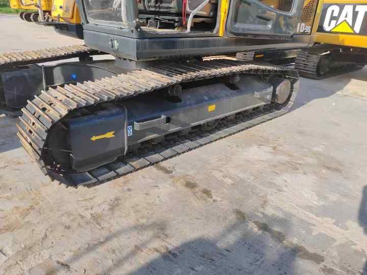 2022 Hyundai HYUNDAI210-9 crawler excavator undercarriage view