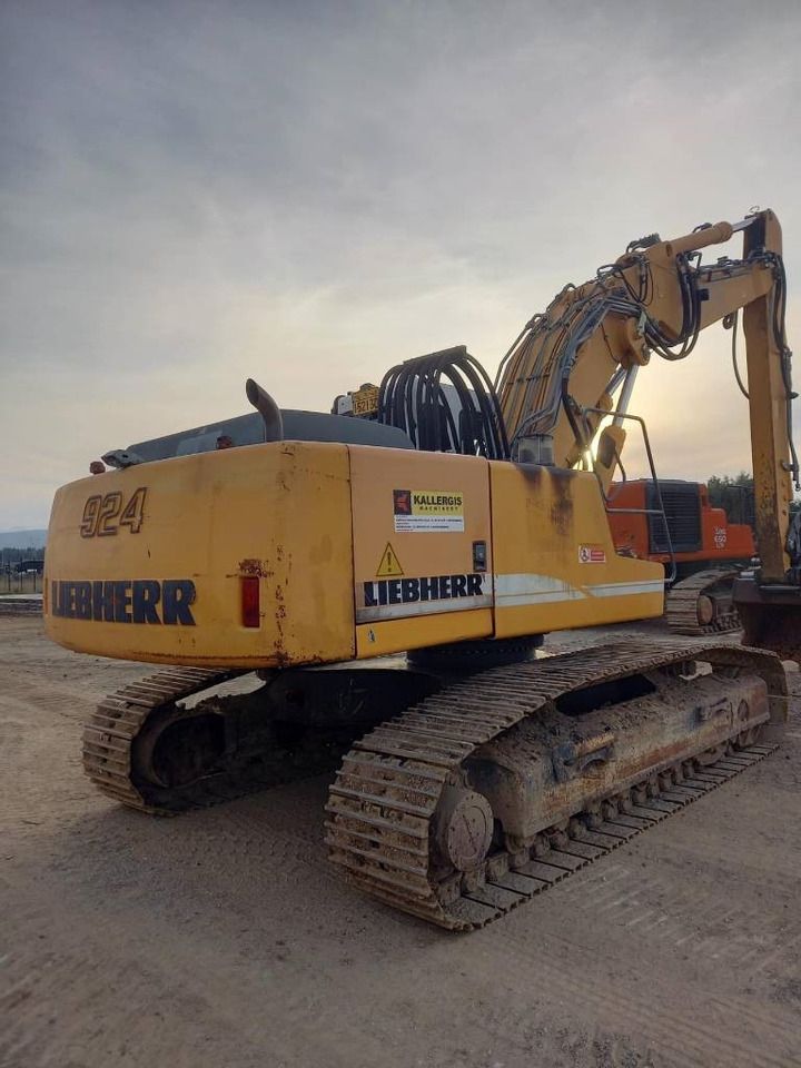 2007 Liebherr 924 crawler excavator rear three-quarter view