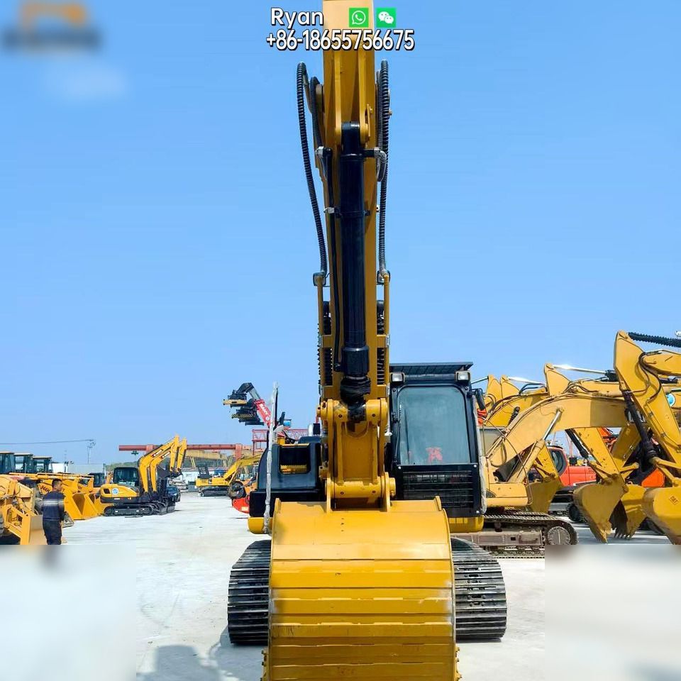 Gąsienicowa koparka Caterpillar 320D2 z 2013 r., widok z przodu na wysięgnik i łyżkę Gąsienicowa koparka Caterpillar 320D2 z 2013 r., widok z przodu na wysięgnik i łyżkę