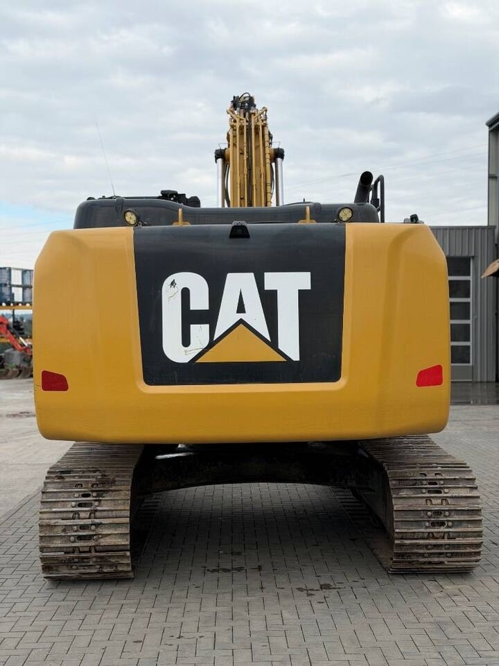 2016 Caterpillar 320EL crawler excavator rear view 2016 Caterpillar 320EL crawler excavator rear view