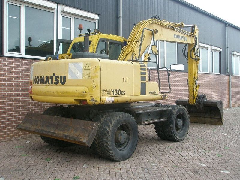 2000 Komatsu PW130ES-6K wheel excavator rear three-quarter view 2000 Komatsu PW130ES-6K wheel excavator rear three-quarter view