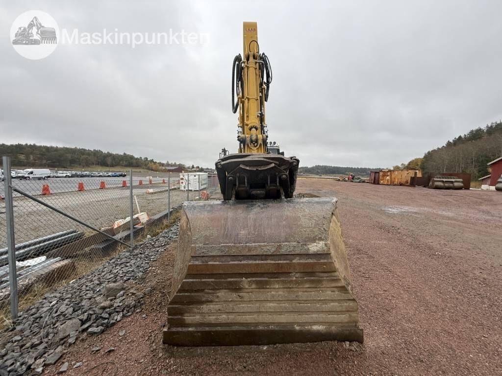 2022 Komatsu PC210LC-11 crawler excavator, front view of bucket 2022 Komatsu PC210LC-11 crawler excavator, front view of bucket