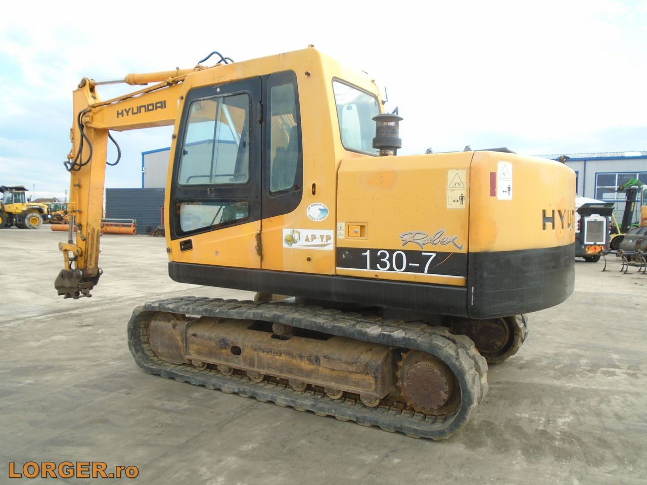 2007 Hyundai Robex 130-7 crawler excavator, side view