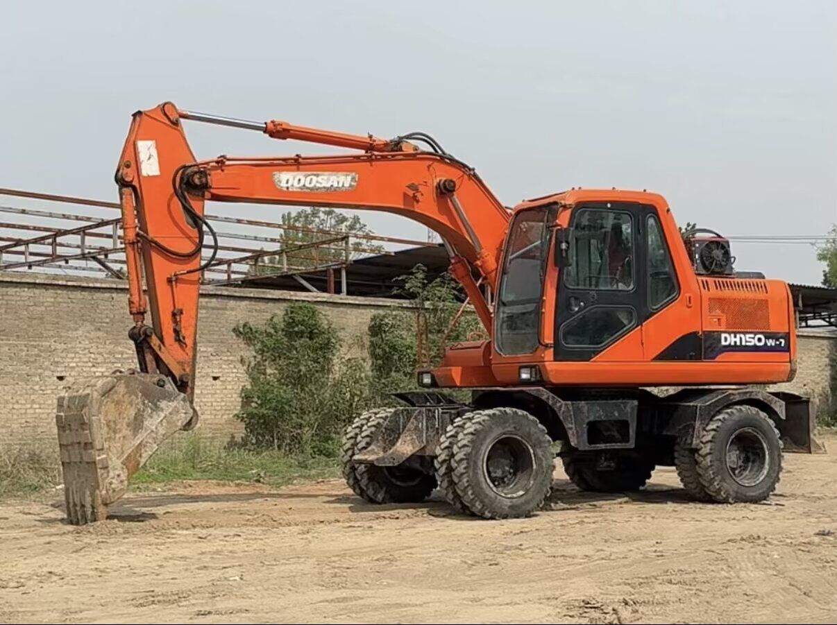 2016 Doosan DH150W-7 wheel excavator, side profile view 2016 Doosan DH150W-7 wheel excavator, side profile view