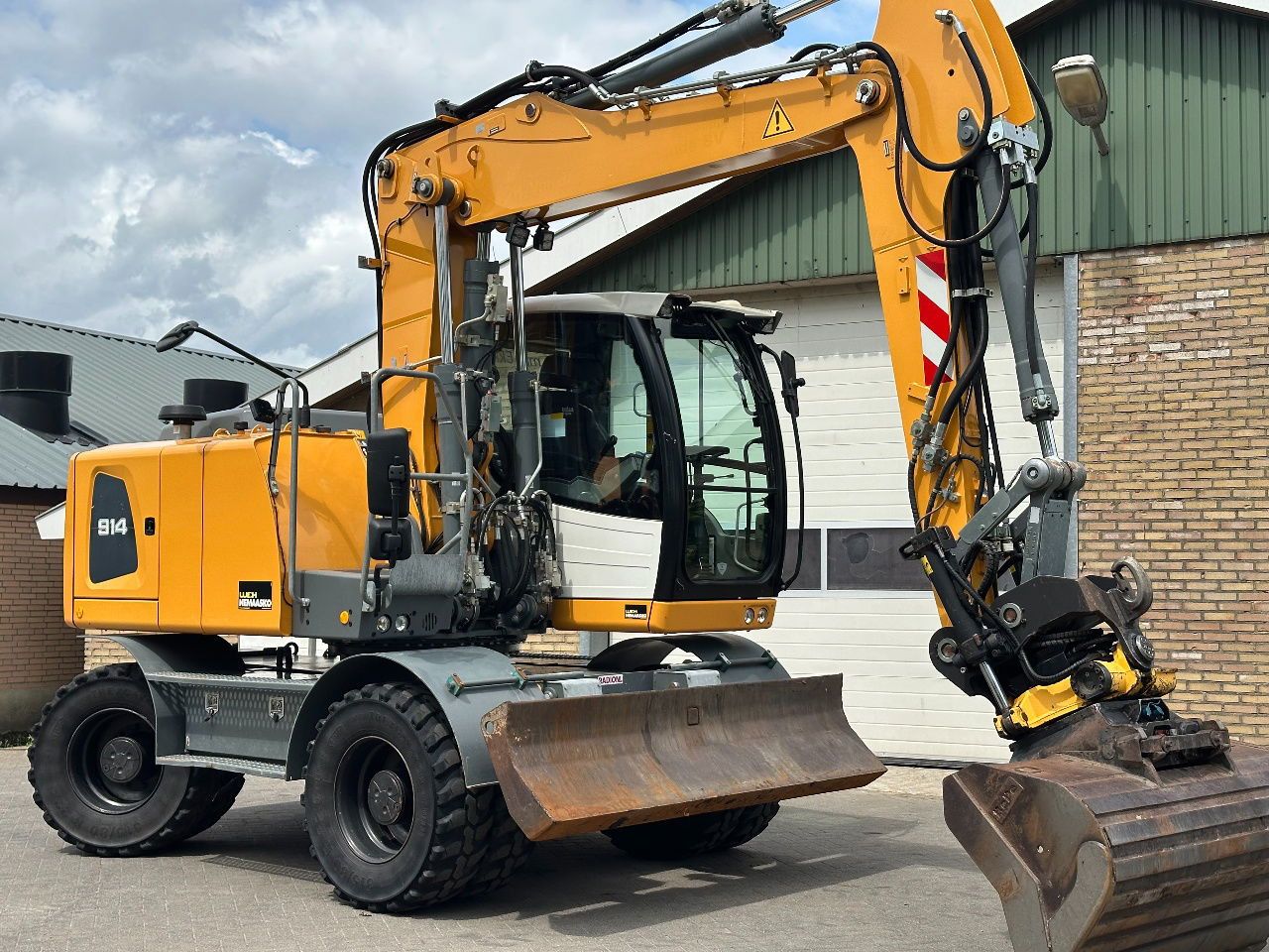 2015 Liebherr A914 wheel excavator side view 2015 Liebherr A914 wheel excavator side view