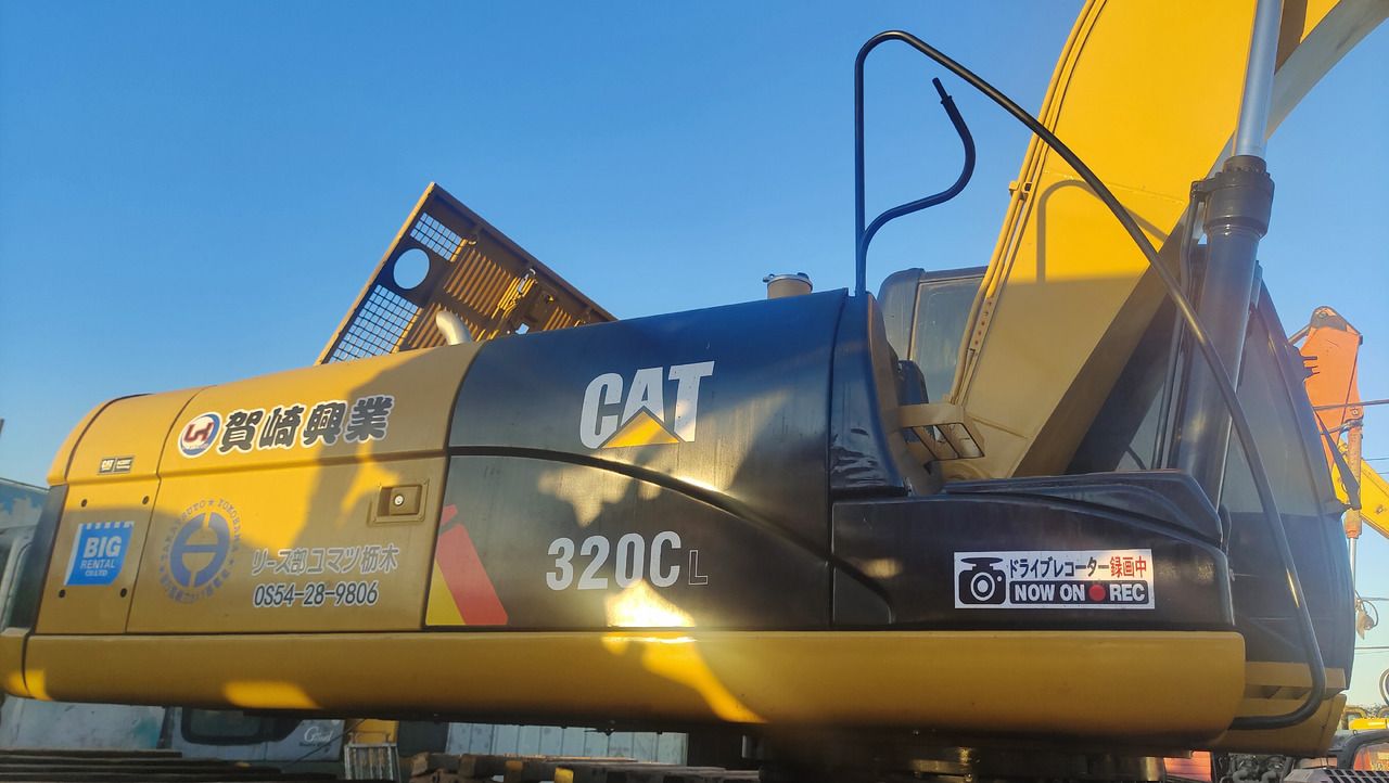 2019 Caterpillar 320CL excavator side view 2019 Caterpillar 320CL excavator side view