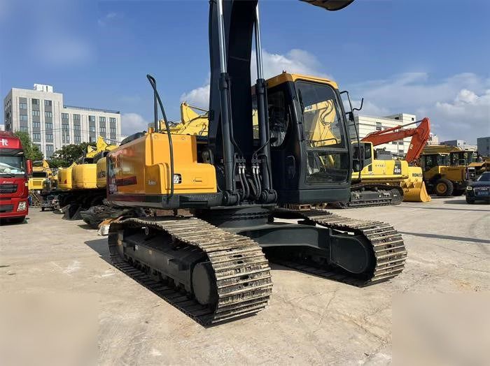 2020 Hyundai HX220HD crawler excavator, front three-quarter view 2020 Hyundai HX220HD crawler excavator, front three-quarter view