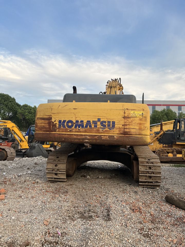 Komatsu PC400-7 Crawler Excavator, rear view Komatsu PC400-7 Crawler Excavator, rear view