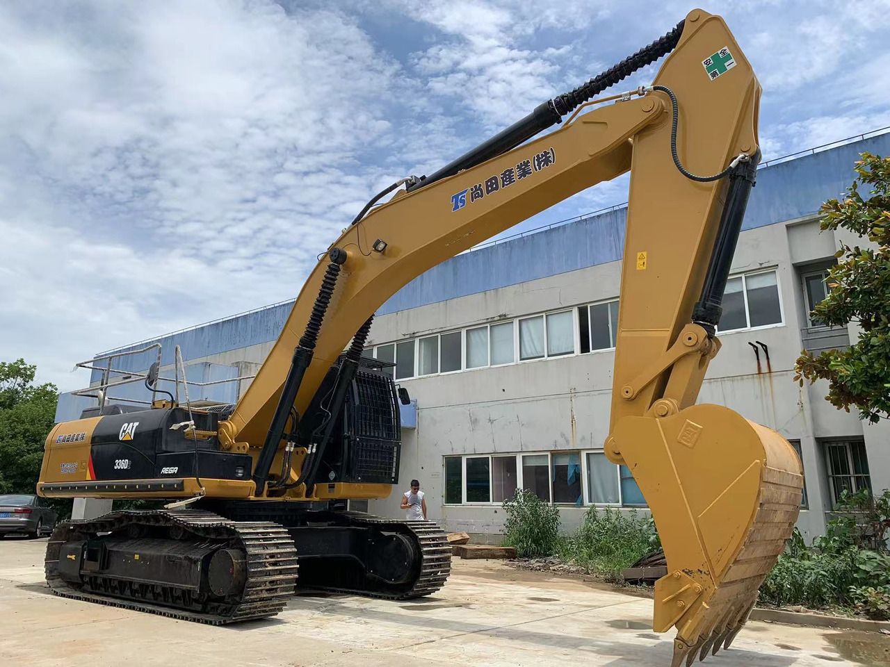 2023 Caterpillar 336D2 crawler excavator, side view