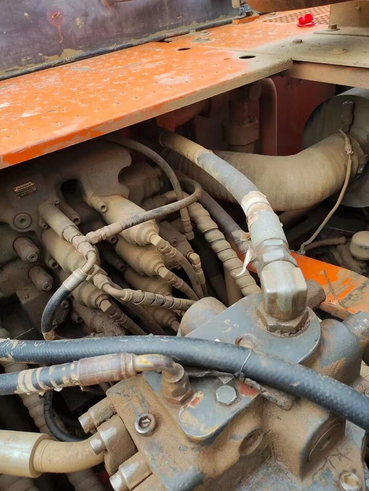 2023 Doosan DX380LC-9C excavator hydraulic compartment detail
