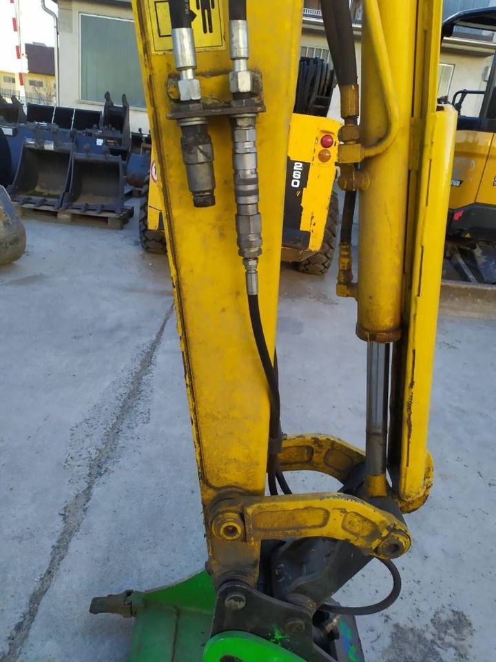 2007 Komatsu PC 27 MR-2 mini excavator boom and hydraulic detail 2007 Komatsu PC 27 MR-2 mini excavator boom and hydraulic detail