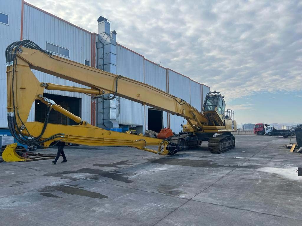 2016 Komatsu PC390 demolition excavator side view