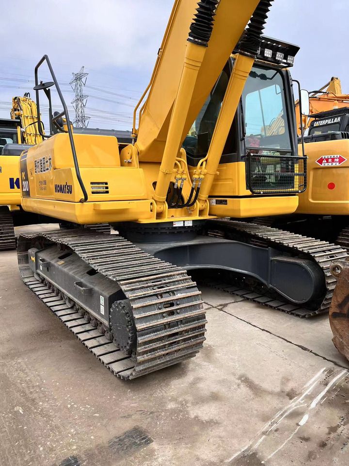 Pelle sur chenilles Komatsu PC200-8 2024, vue arrière trois-quarts Pelle sur chenilles Komatsu PC200-8 2024, vue arrière trois-quarts