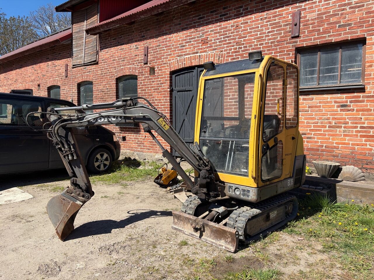 2000 Volvo EC15 excavator, side view 2000 Volvo EC15 excavator, side view