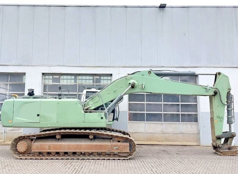 2018 Liebherr R 950 SME crawler excavator, side view 2018 Liebherr R 950 SME crawler excavator, side view