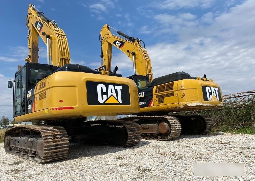 2017 Caterpillar 330D2L crawler excavator rear view 2017 Caterpillar 330D2L crawler excavator rear view