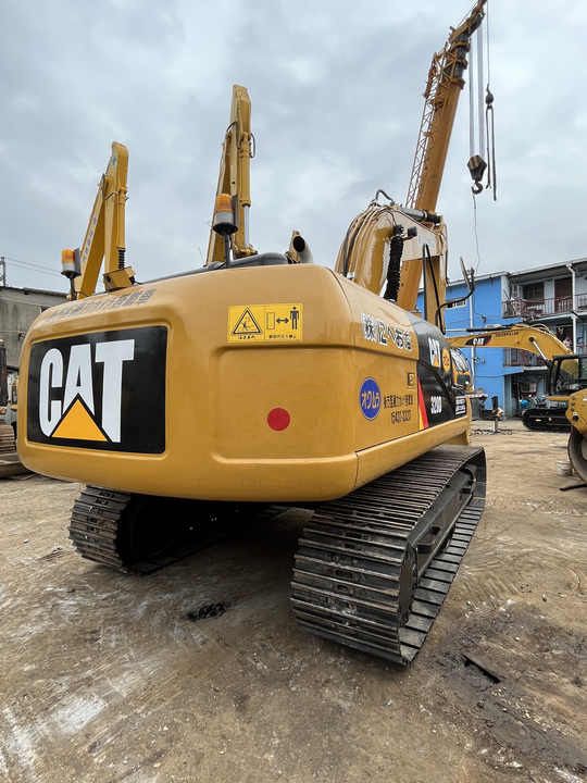 Escavadora de rastos Caterpillar 320D2 de 2019, vista traseira Escavadora de rastos Caterpillar 320D2 de 2019, vista traseira