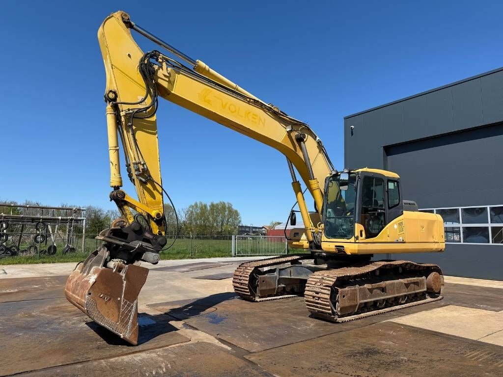 2005 Komatsu PC290NLC-7K crawler excavator, side view 2005 Komatsu PC290NLC-7K crawler excavator, side view