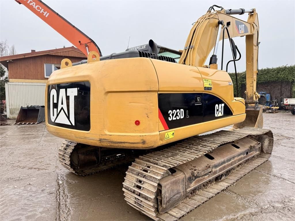 2007 Caterpillar 323DL crawler excavator rear three-quarter view 2007 Caterpillar 323DL crawler excavator rear three-quarter view