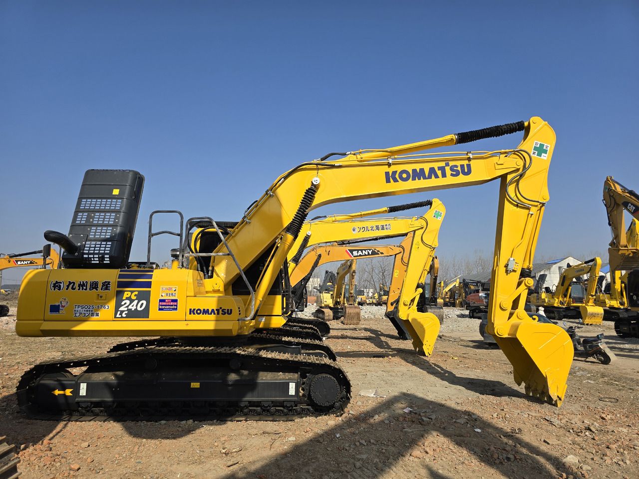 2025 Komatsu PC240LC crawler excavator, side view 2025 Komatsu PC240LC crawler excavator, side view