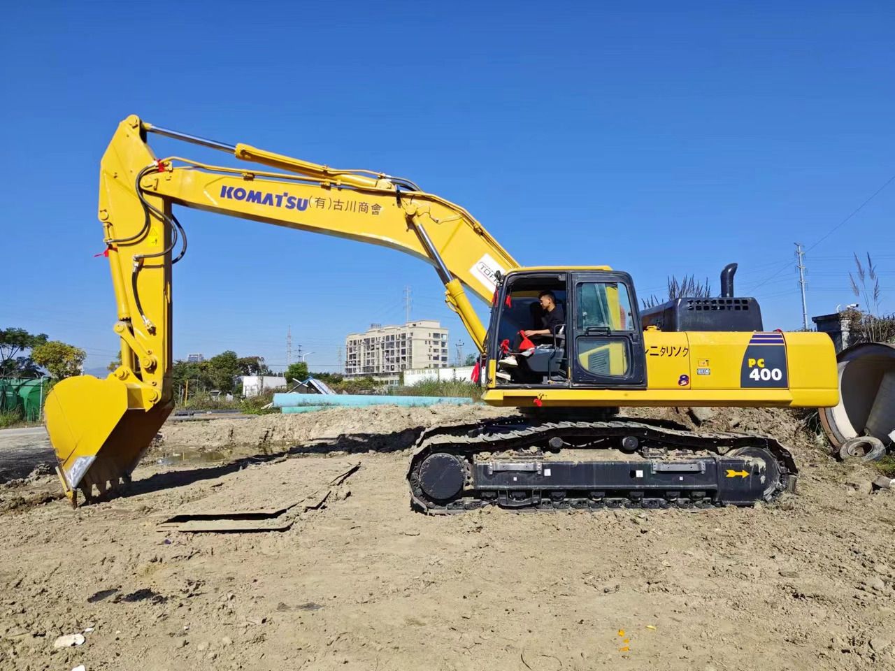 Komatsu PC400-8 crawler excavator, side view Komatsu PC400-8 crawler excavator, side view