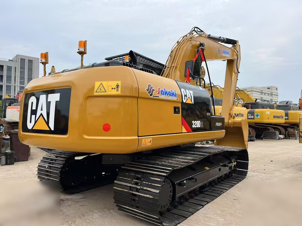 Escavatore cingolato Caterpillar 320D2L del 2022, vista posteriore tre quarti Escavatore cingolato Caterpillar 320D2L del 2022, vista posteriore tre quarti