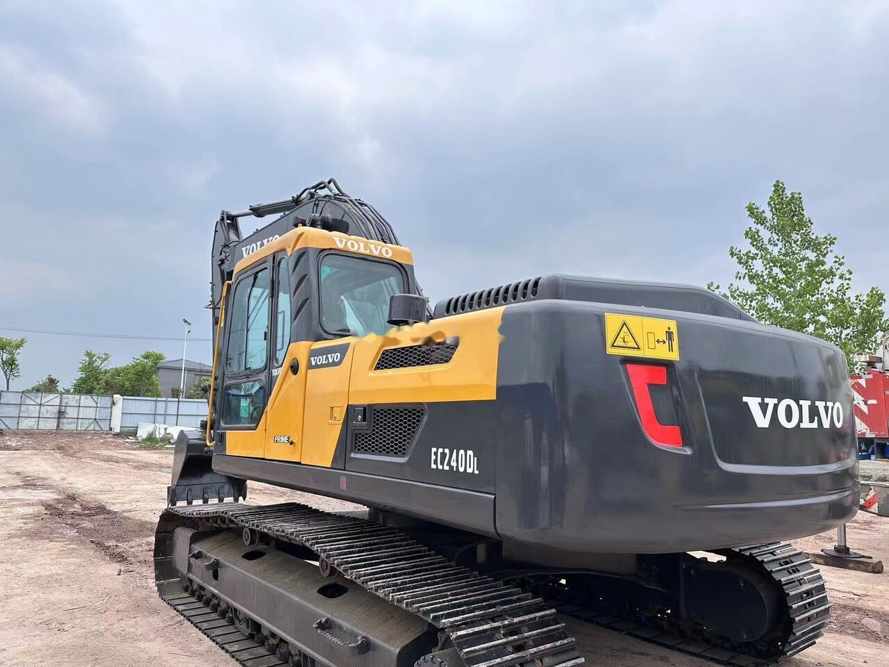 Volvo EC240DL crawler excavator, rear three-quarter view Volvo EC240DL crawler excavator, rear three-quarter view
