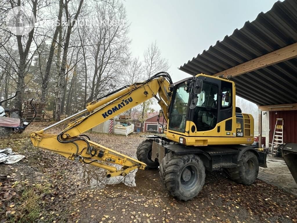 2014 Komatsu PW148-8 wheel excavator side view 2014 Komatsu PW148-8 wheel excavator side view