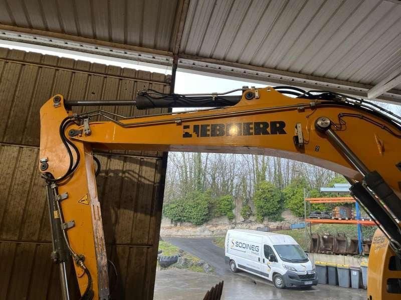 2015 Liebherr R926 Compact LC crawler excavator boom detail 2015 Liebherr R926 Compact LC crawler excavator boom detail
