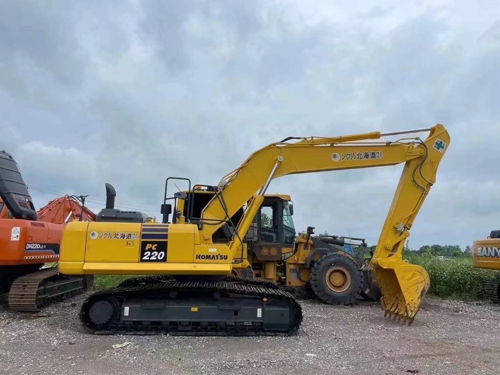 Pelle sur chenilles Komatsu PC220-8 de 2023, vue de profil