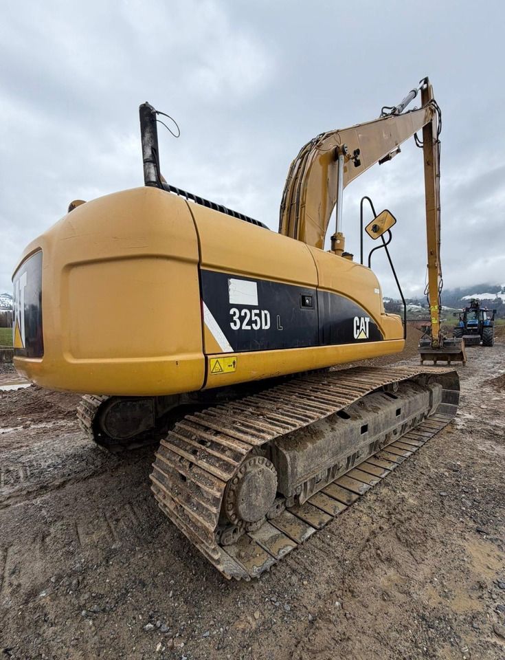 2007 Caterpillar 325DL crawler excavator, rear three-quarter view 2007 Caterpillar 325DL crawler excavator, rear three-quarter view