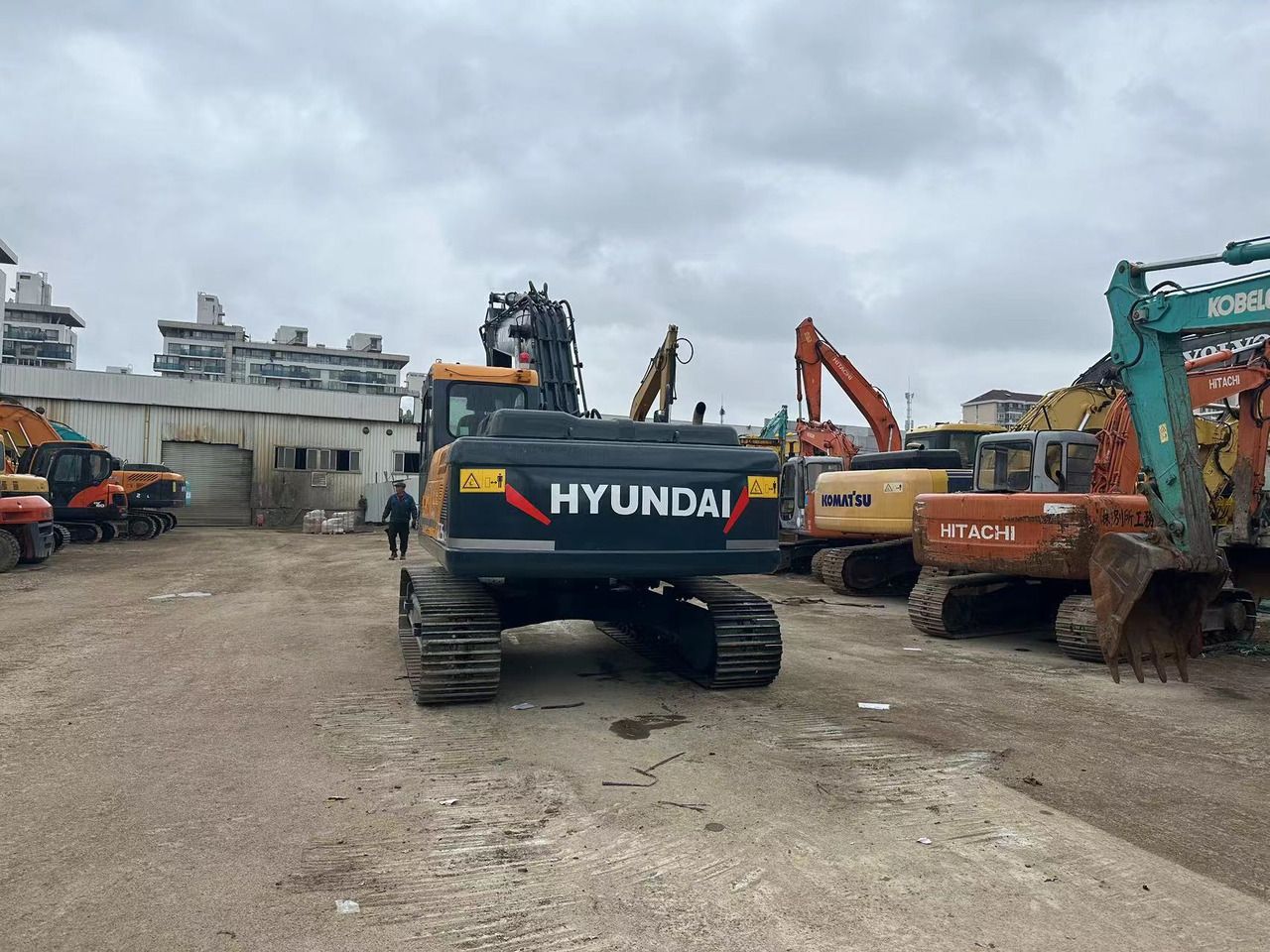 2024 Hyundai R225LC-9T crawler excavator, rear view 2024 Hyundai R225LC-9T crawler excavator, rear view