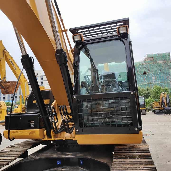Excavator pe șenile Caterpillar 320D, 2015, vedere cabină și braț Excavator pe șenile Caterpillar 320D, 2015, vedere cabină și braț