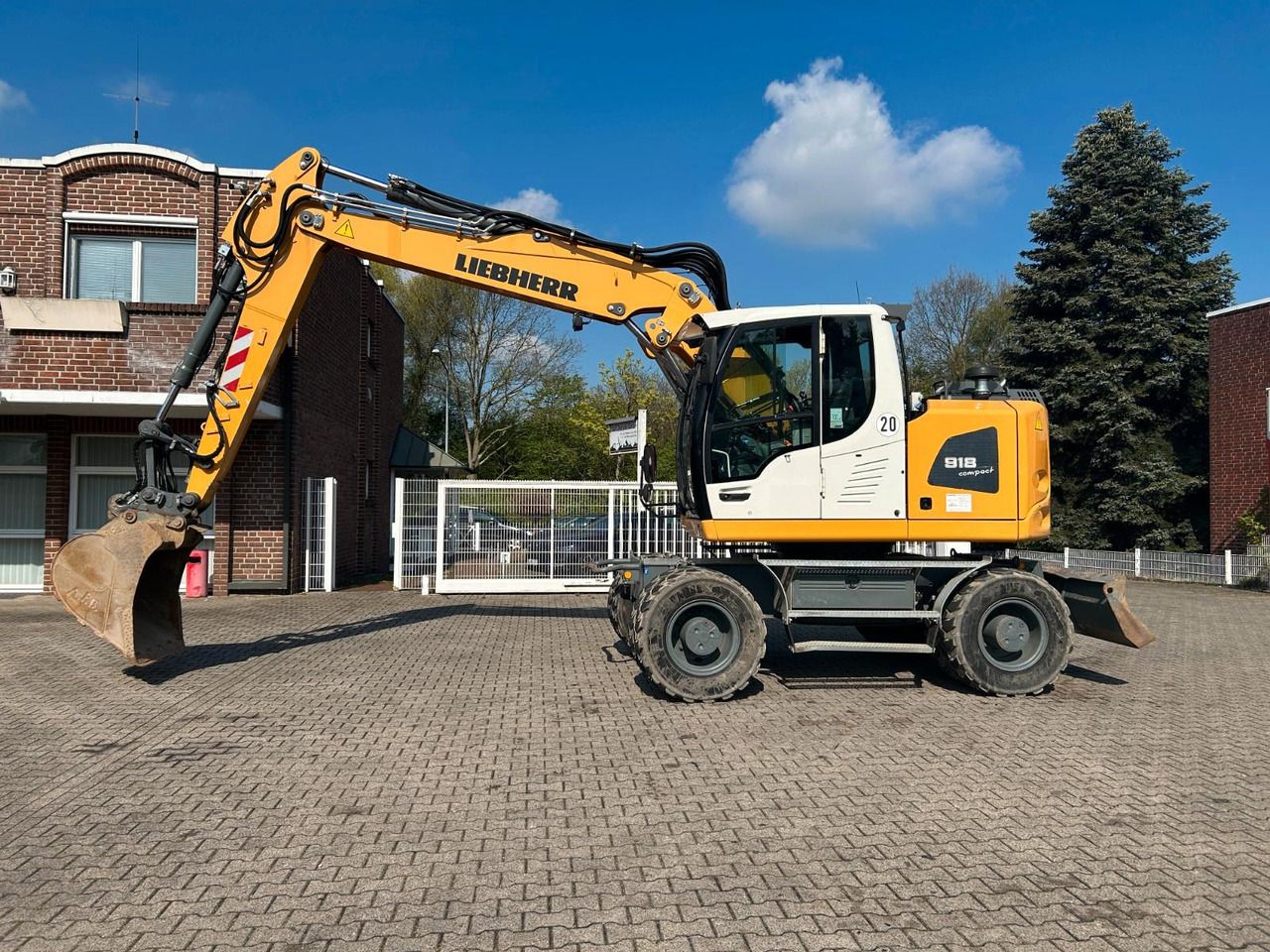 2018 Liebherr A918 Compact Litronic wheel excavator side view