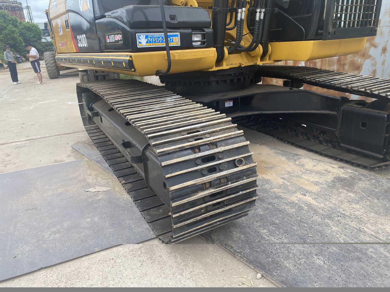 2015 Caterpillar 320D crawler excavator side view of tracks and undercarriage 2015 Caterpillar 320D crawler excavator side view of tracks and undercarriage