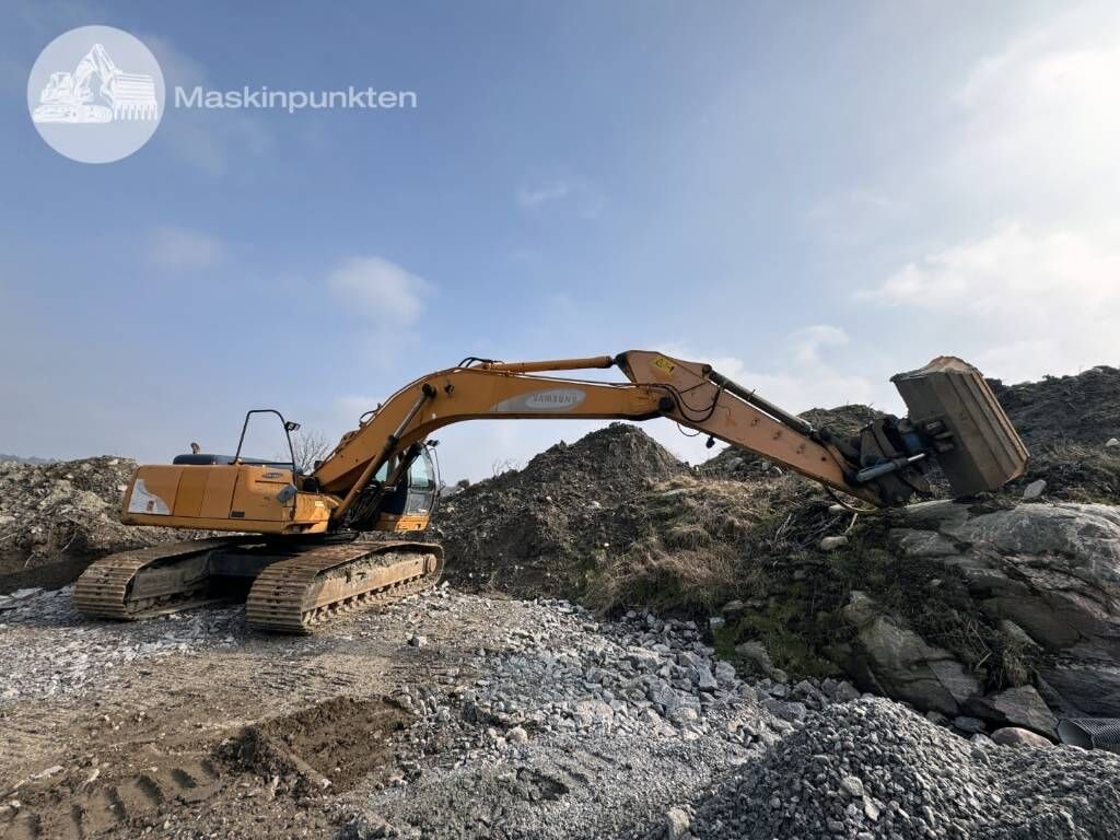1999 Samsung SE 240 NLC-3 crawler excavator, side profile view