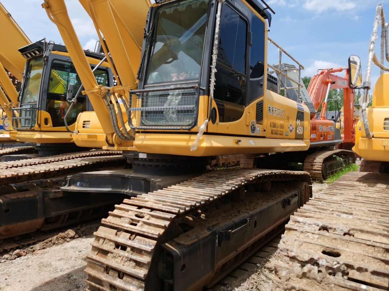 2016 Komatsu PC450-8 crawler excavator, front three-quarter view 2016 Komatsu PC450-8 crawler excavator, front three-quarter view