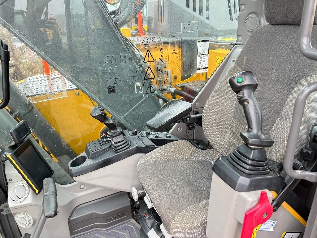 2017 Volvo 235 EL crawler excavator interior cab view 2017 Volvo 235 EL crawler excavator interior cab view