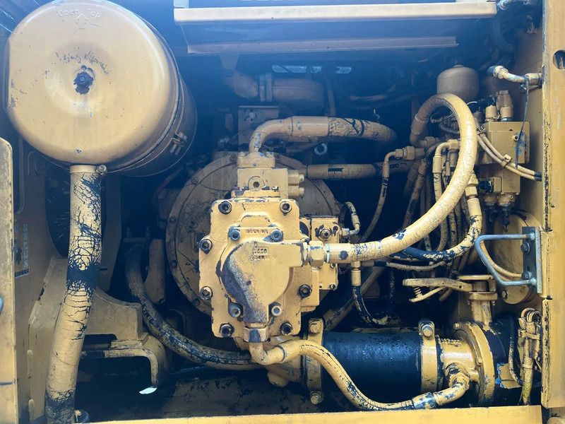 2001 Liebherr 924 crawler excavator engine compartment view 2001 Liebherr 924 crawler excavator engine compartment view
