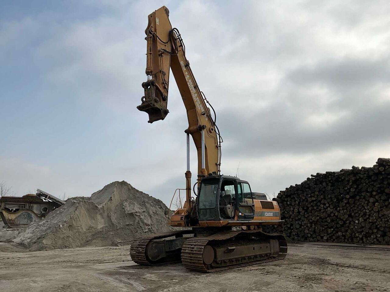 2006 CASE CX460 crawler excavator, side view 2006 CASE CX460 crawler excavator, side view