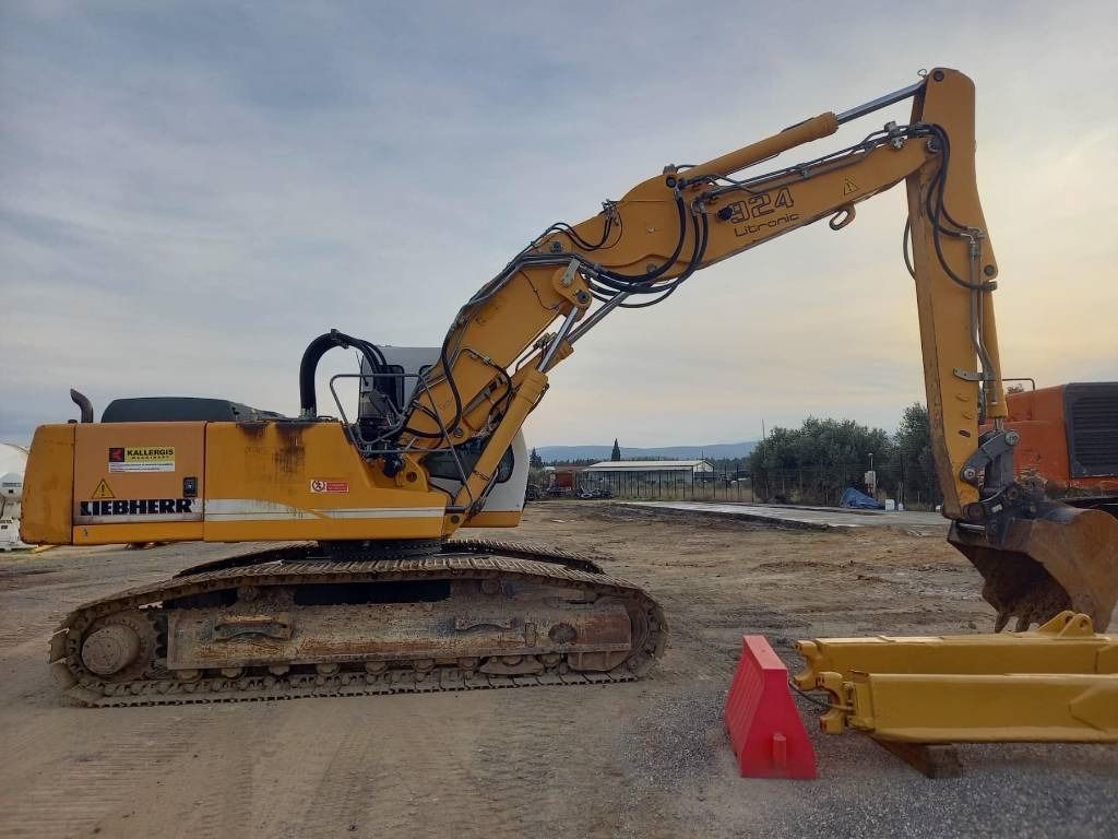 2007 Liebherr R924B Litronic crawler excavator side view