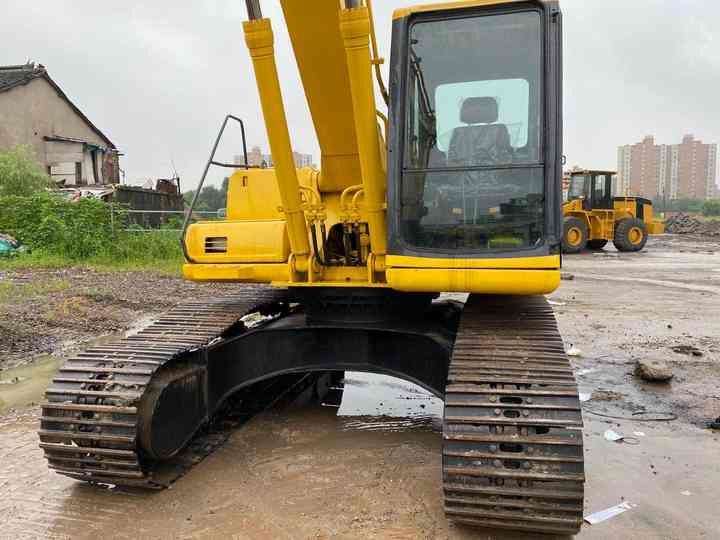 2017 Komatsu PC200-6 crawler excavator, front view 2017 Komatsu PC200-6 crawler excavator, front view