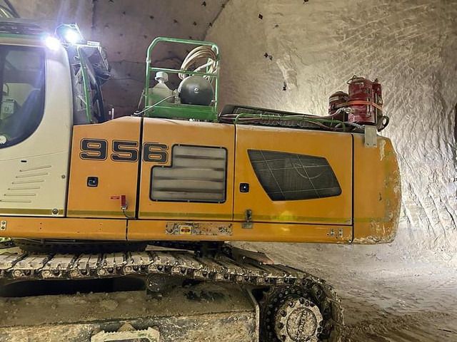 2018 Liebherr R956 HD crawler excavator side profile view 2018 Liebherr R956 HD crawler excavator side profile view