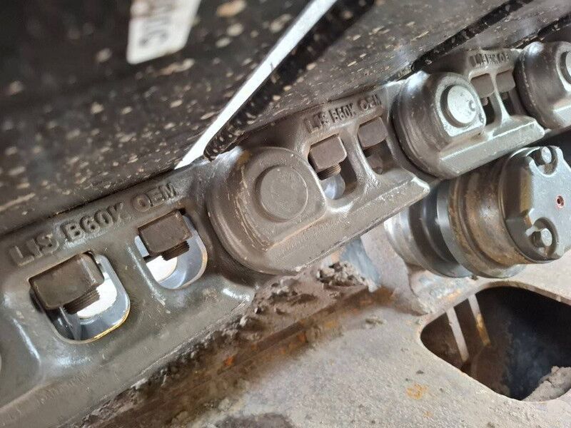 2017 Komatsu PC240LC-10 crawler excavator track link detail 2017 Komatsu PC240LC-10 crawler excavator track link detail