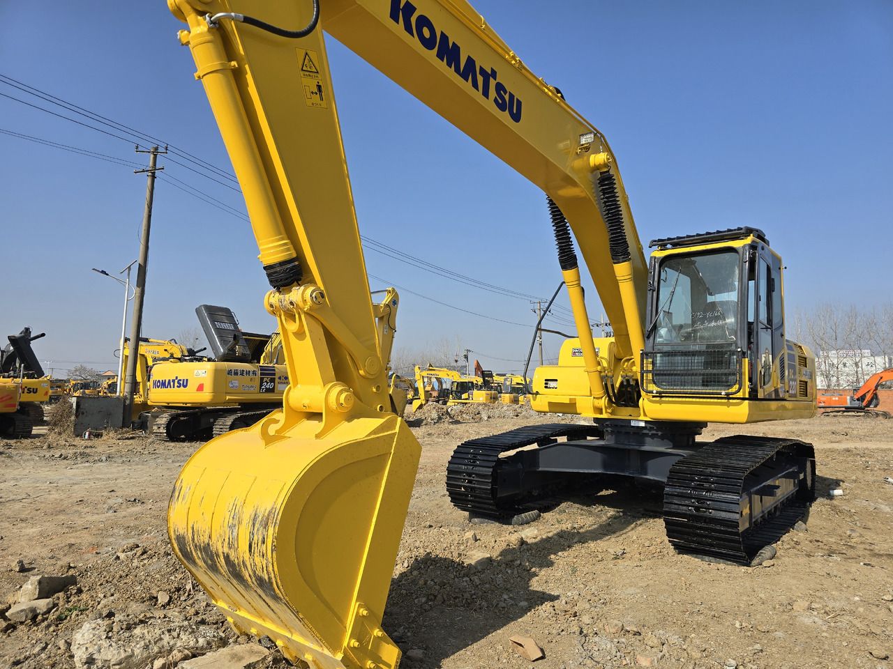 Escavatore cingolato Komatsu PC220-8 del 2024, vista frontale tre quarti