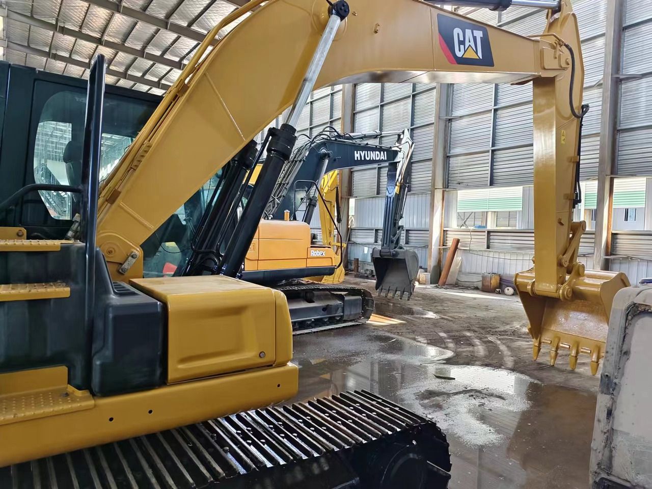2023 Caterpillar 320GC crawler excavator, side view 2023 Caterpillar 320GC crawler excavator, side view