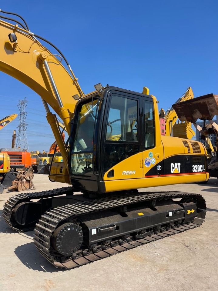 Koparka gąsienicowa Caterpillar 320CL z 2014 roku, widok z boku