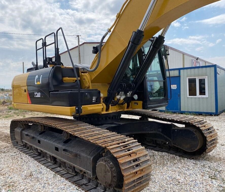 2017 Caterpillar 330D2L crawler excavator, side view 2017 Caterpillar 330D2L crawler excavator, side view