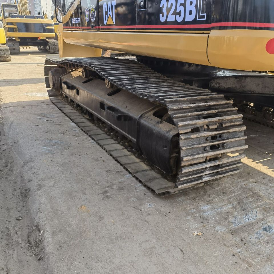 2022 Caterpillar 325BL crawler excavator side view of tracks 2022 Caterpillar 325BL crawler excavator side view of tracks